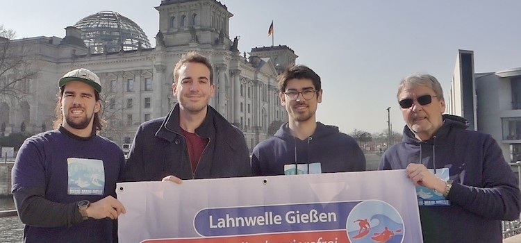 Kanu-Spektakel vor dem Bundestag auf der Spree