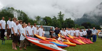 Kanu-Jugend übernimmt mobile Einheit von Wildwasserbooten der Firma Eskimo