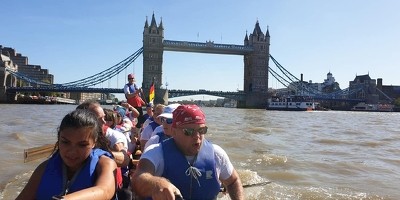 Mit dem Drachenboot unter der Tower Bridge
