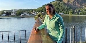 Olympiasiegerin signiert ihr erstes Boot