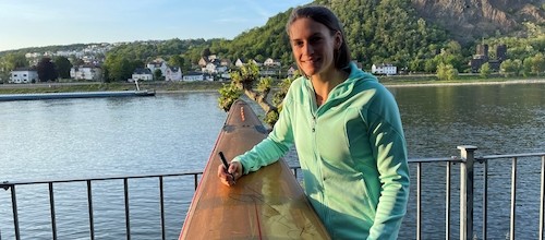 Olympiasiegerin signiert ihr erstes Boot