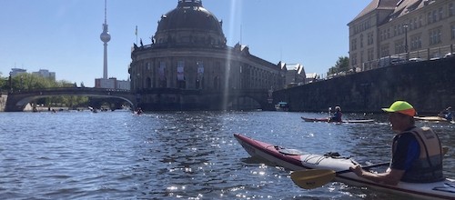 Knapp 400 Kanuten paddeln durch das Berliner Regierungsviertel