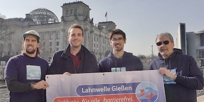 Kanu-Spektakel vor dem Bundestag auf der Spree